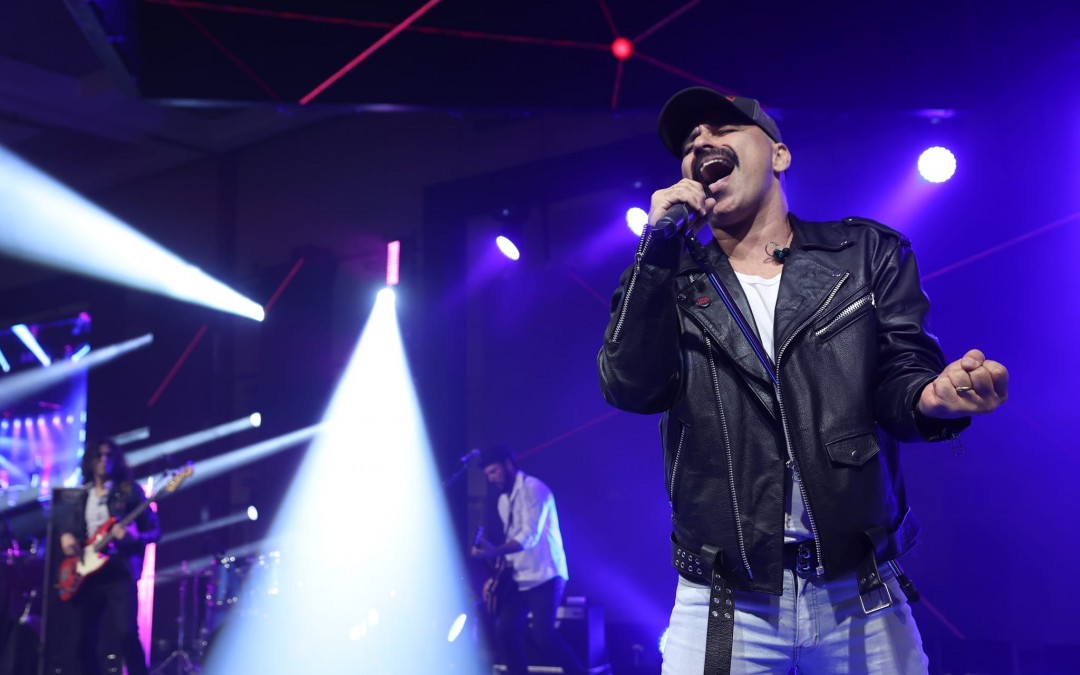 Professor de canto e intérprete de Freddie Mercury, Fabricio Fonseca se lança em carreira solo
